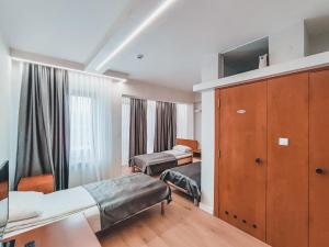 泽尼察阿尔米汽车旅馆的酒店客房设有两张床和橱柜。