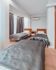 泽尼察阿尔米汽车旅馆的一间卧室设有两张床和窗户。