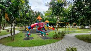 吉隆坡Cozzzzy Two Next to Axiata Arena, Bukit Jalil的公园里一个带滑梯的游乐场
