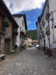 FrajénCasita Mondoto, encanto en el Pirineo的一座小城镇的小巷,有建筑