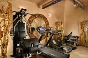 罗马罗马里昂宫酒店的健身房,室内配有几辆健身自行车