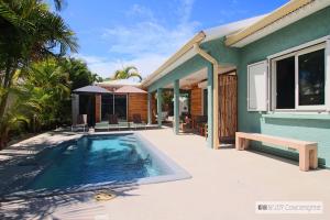 埃唐萨莱莱班海滩Kaz Vavang magnifique villa 4 ETOILES的房屋旁带游泳池的房子