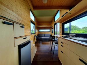 KáptalantótiPOP Tiny House Balaton的一个小房子里的厨房,配有水槽和炉灶