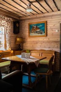 杜什尼基-兹德鲁伊韩卡度假及Spa度假村的木制客房配有木桌和椅子