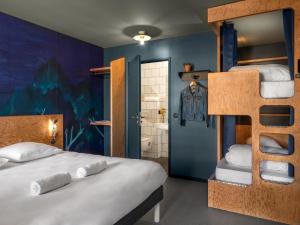 图卢兹Eklo Toulouse的一间带两张双层床的卧室和一间浴室