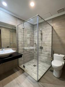 仙本那Wing Tat Grand Hotel的带淋浴、卫生间和盥洗盆的浴室