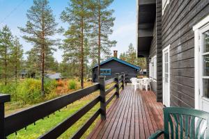 萨伦Mysig stuga i Sälen nära Hundfjället med bastu的一个带椅子的木制甲板和一座房子