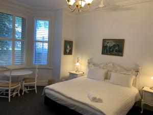 弗里曼特Accommodation in Fremantle的一间卧室配有一张床,并备有2个拖鞋
