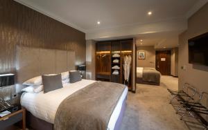 贝尔法斯特十方广场酒店 的酒店客房设有一张大床和一台电视。