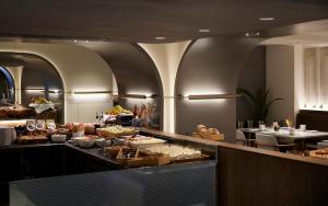 塞萨洛尼基Teight Hotel的餐厅的自助餐点,展示着食物