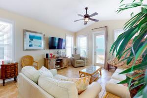 圣乔治岛Beauty And The Beach的客厅配有两张沙发和一台电视机