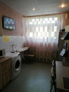 阿卢克斯内Brīvdienas的洗衣房配有洗衣机和窗户