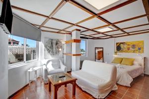 拉克鲁斯Casa Los Cipreses的客厅配有床和沙发