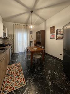 瓦洛-德拉卢卡尼亚Casa di Nenna的一间带木桌的厨房和一间餐厅