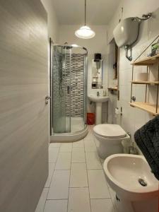 瓦洛-德拉卢卡尼亚Casa di Nenna的带淋浴、卫生间和盥洗盆的浴室