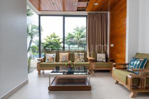 盛日社Cozrum Luxury - Aria Resort Vũng Tàu的带沙发和桌子的客厅