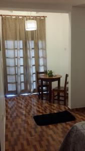 伊瓜苏港Casa Folks的一间带桌椅的房间和一间用餐室