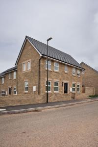 巴克斯顿Peak District New Modern Cottage with Mountain Views的前面有路灯的砖砌建筑