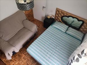 马德里La Doñita2的客厅配有沙发和1张床