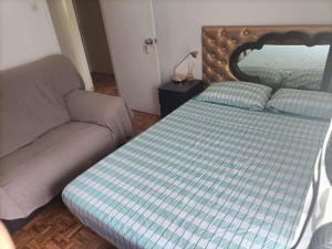 马德里La Doñita2的客房内的床和沙发