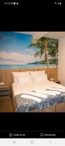 布拉加伊Villa Bunski biser的一间卧室,配有一张棕榈树床