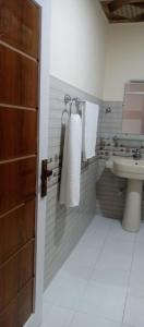 罕萨Venus Mountain Resort, Hunza的浴室配有盥洗盆、卫生间和毛巾。