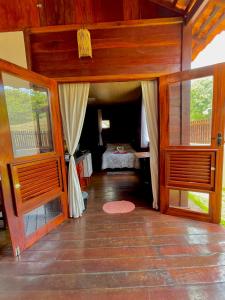 阿廷斯Chalés Paradise的一间设有卧室的客房,卧室内配有一张床