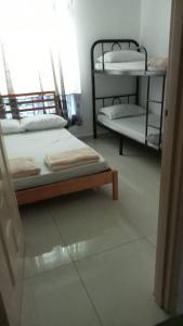 瓜拉丁加奴ZR D'Jembal Homestay, Gong Badak的客房设有两张双层床和一扇窗户。