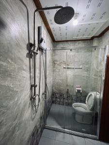 库德岛Suan Nai Kokut Resort的浴室配有淋浴间和卫生间。