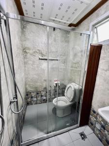 库德岛Suan Nai Kokut Resort的带淋浴、卫生间和盥洗盆的浴室