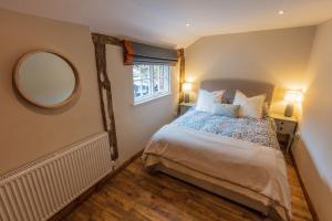 克兰布鲁克Halfmoon Lodge @ Knights Hole wheelchair access的一间卧室配有一张大床和镜子