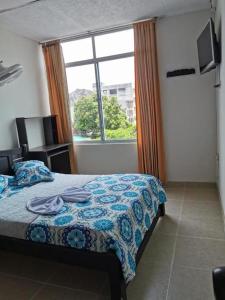 约帕尔hotel villa morenta的一间卧室设有一张床和一个大窗户
