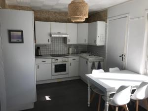 Ambleteuse appartement vue mer 25m de la plage的厨房或小厨房