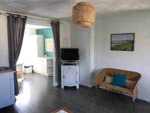 Ambleteuse appartement vue mer 25m de la plage的电视和/或娱乐中心