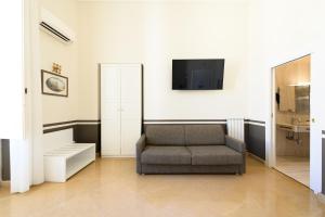 那不勒斯Residenza Molinari Suite的客厅配有椅子和电视