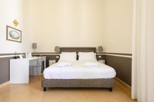 那不勒斯Residenza Molinari Suite的一间卧室配有一张床和一张书桌