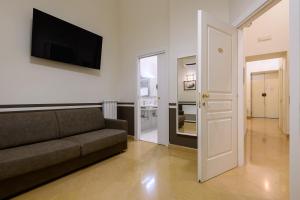 那不勒斯Residenza Molinari Suite的带沙发和平面电视的客厅