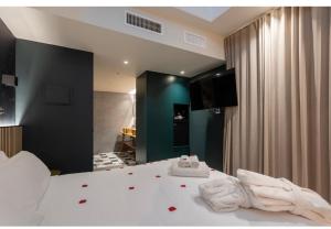 厄尔·波普瑙·德尔·戴尔Lo hotel del poblet的卧室配有带毛巾的大型白色床