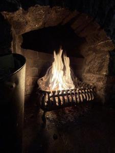 彭里斯Cross Keys Inn的砖炉火壁炉