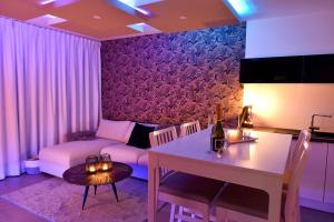 列日SuiteDreams - Sky Suite - Liège的客厅配有沙发和桌子