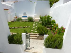 埃武拉Páteo dos Oliveira - Casa dos Senhores的拥有白色墙壁和楼梯的花园
