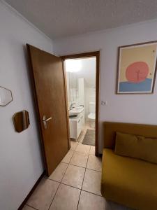 洛桑Apartamento Lausanne的一间设有通往浴室的门的房间