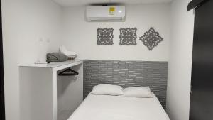 巴耶杜帕尔Apartamentos Las Piloneras的小房间设有床和墙壁
