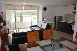 派帕Hermoso apartamento en Paipa con vista al lago Sochagota.的客厅配有沙发和桌子