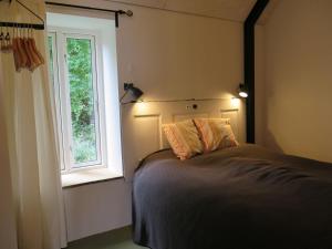 KettingeFerieidyl的一间卧室设有一张床和一个窗口