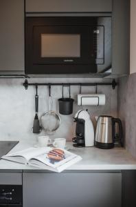BrocēniRozenstein design residence的厨房柜台配有微波炉和咖啡壶