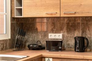 卡列塔CASA POR DO SOL的厨房柜台配有烤面包机和咖啡机