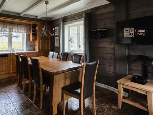 特吕西尔Great apartment in Trysil, ski inout, wifi, sauna的一间带木桌和椅子的用餐室