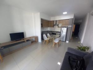 布宜诺斯艾利斯Apartamento 2 Ambientes - Moderno totalmente Amoblado的厨房以及带桌椅的起居室。