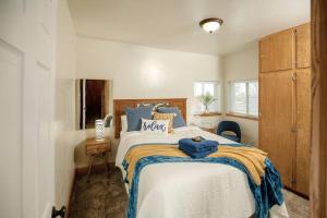 阿夫顿Afton Farmhouse with Mountain Views的一间卧室配有一张带蓝色枕头的大床